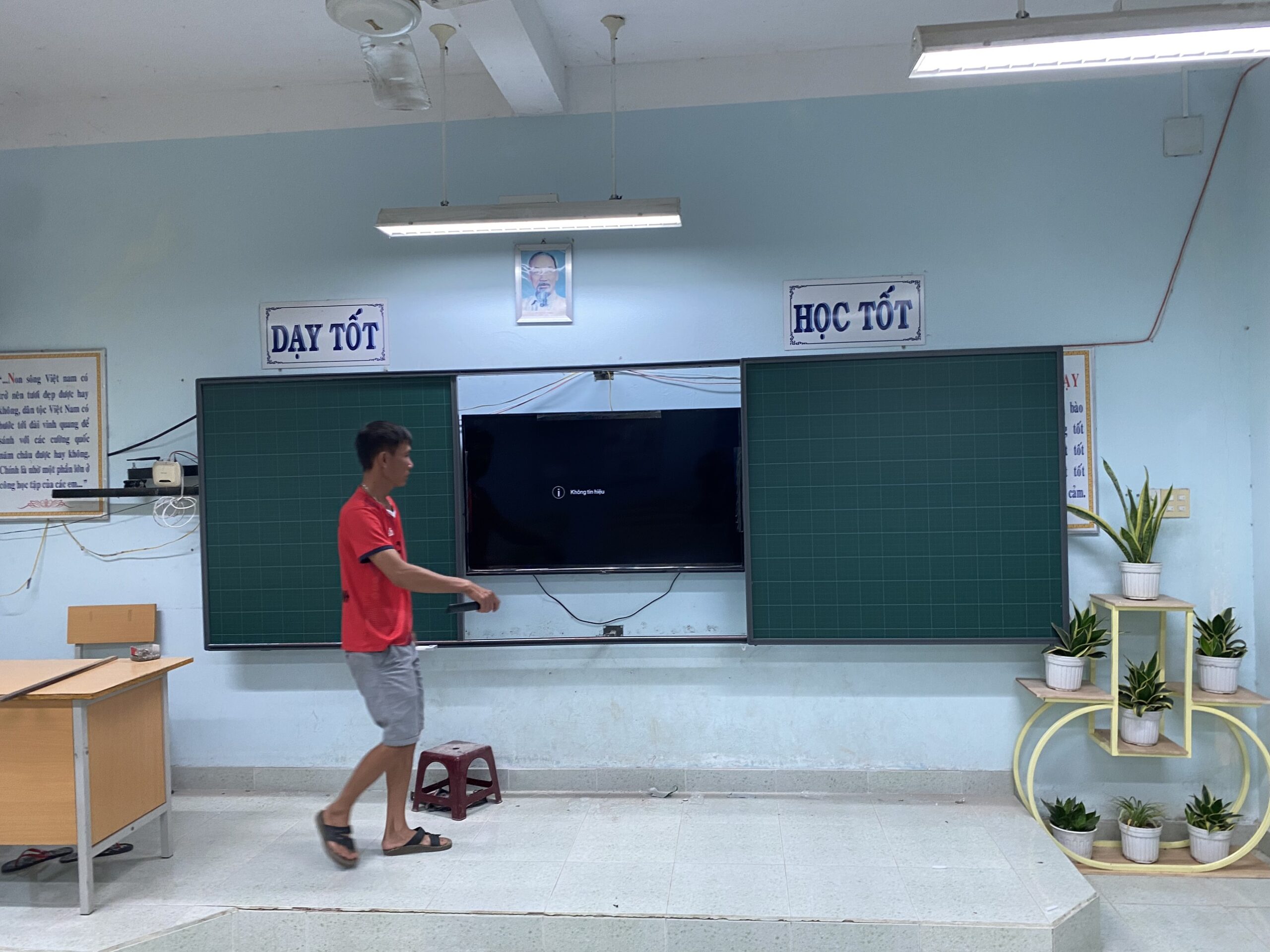 Cung cấp Bảng trượt Tivi và Tủ phòng học tại các trường tỉnh Phú Yên